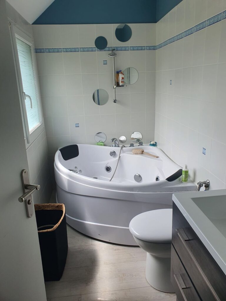 Votre salle de bain privative, dotée d' une baignoire balnéothérapie,douche,WC sanibroyeur,mobilier avec une vasque et miroir.Attention votre salle de bain est attenante à la chambre 1.Cela implique de devoir passer par celle ci pour s' y rendre.