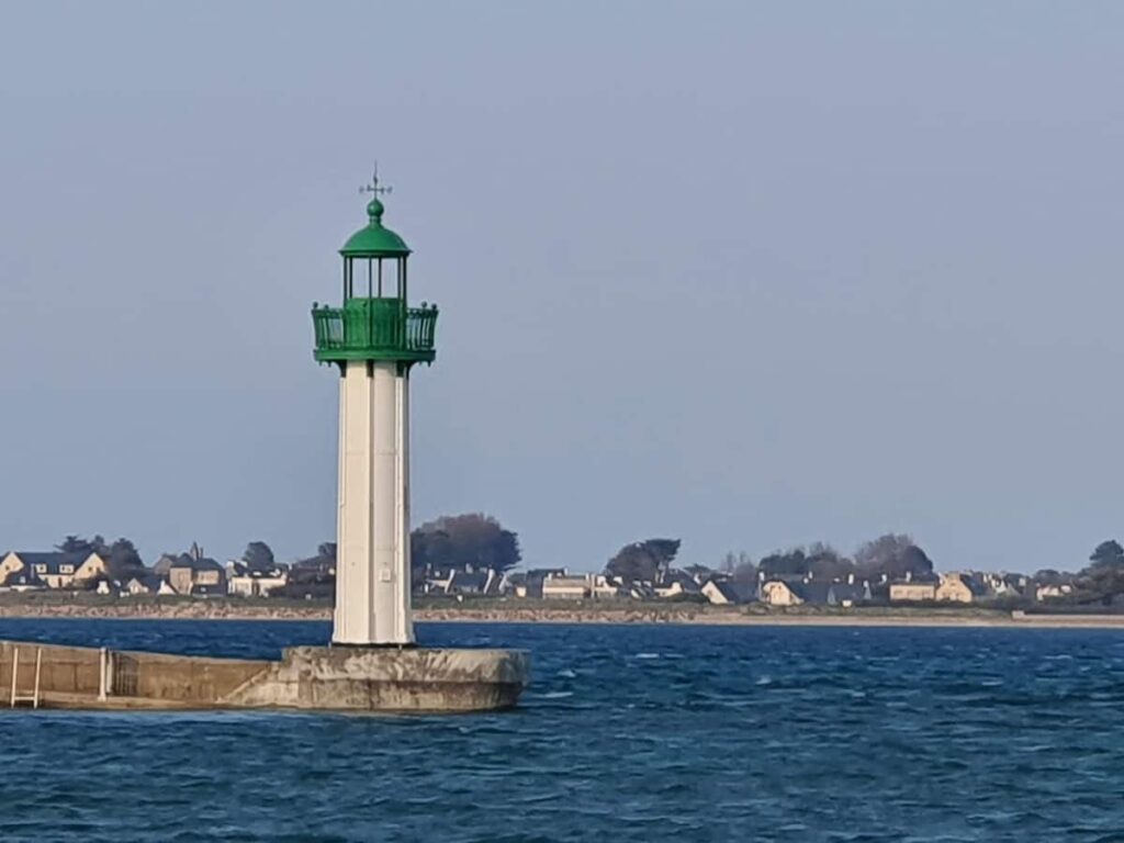 Le petit port de Moguériec et son phare de Gustav Eiffel, à contempler sans modération... En terrasse , à " LA MARINE ", un Bar bien breton et un Restaurant typique, vous serez idéalement placés pour admirer les Bateaux de pêche et de plaisance.