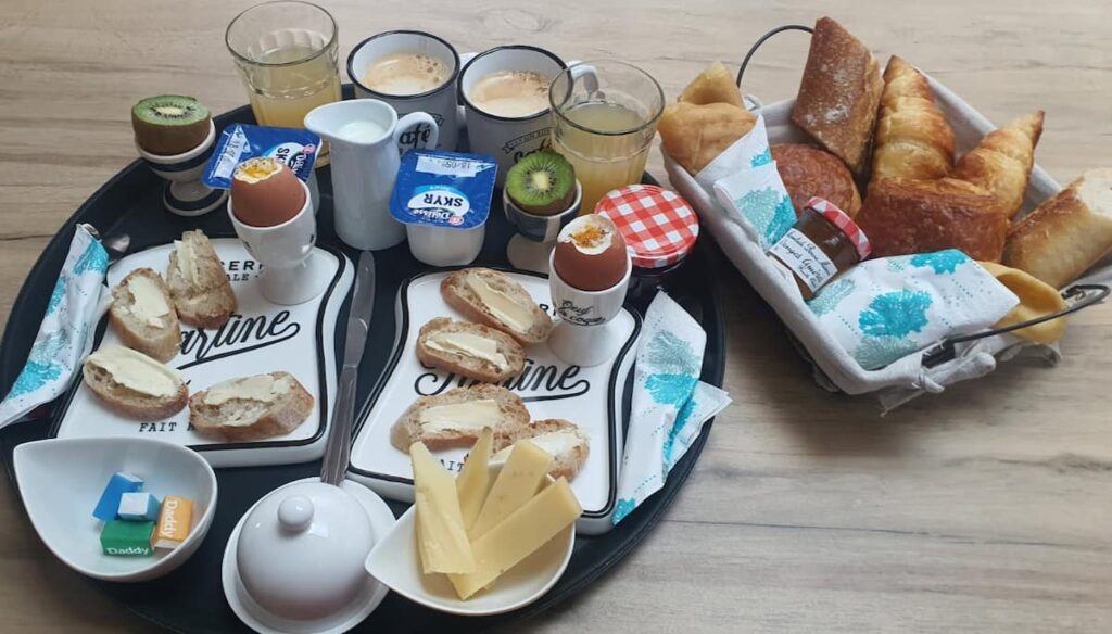 Votre petit déjeuner pour deux servi sur un plateau dans votre logement, esprit Room Service, ça vous tente? Votre Maison d' Hôte Ki Bleiz le propose au tarif de12€ par personne. Les Vacances, c' est fait aussi pour ça !