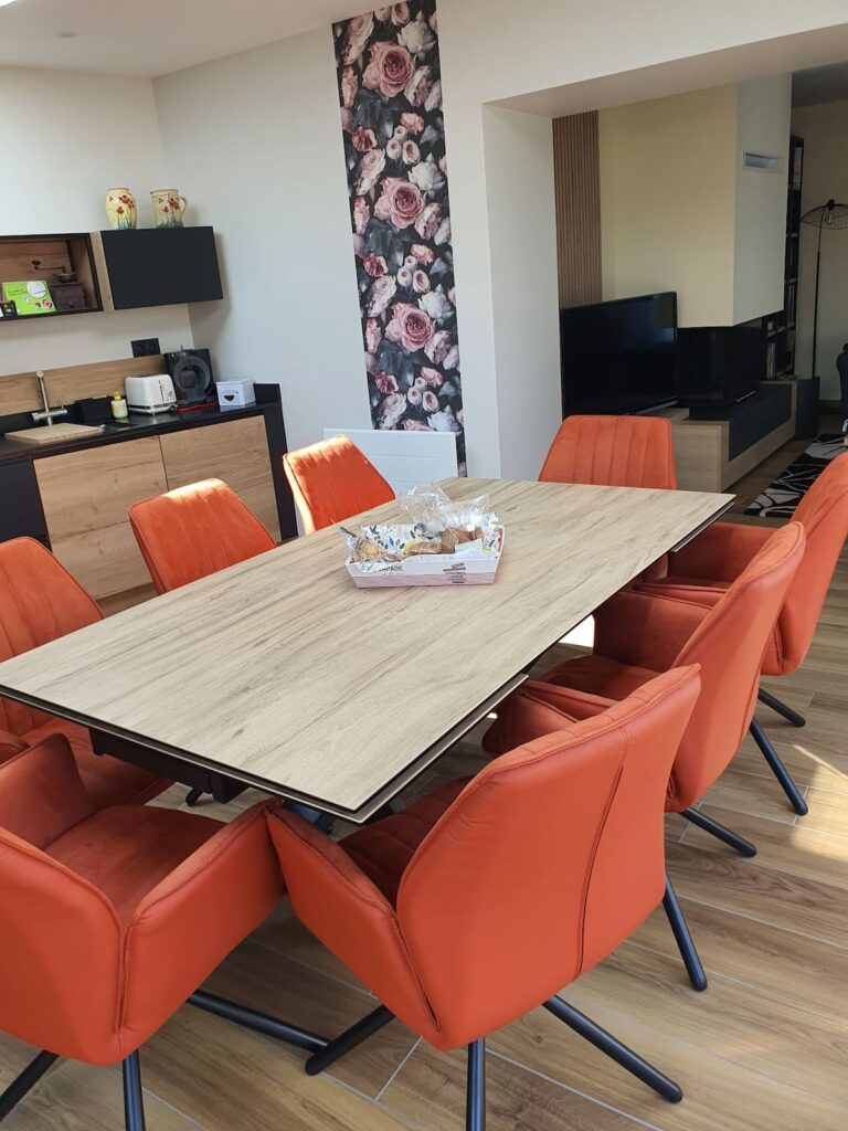 Le petit déjeuner pour 2 personnes est inclus dans le prix" nuitée" . *Petit déjeuner sup 12€ *le Brunch 15€ *la Plancha pour deux 15€ *La Ki Bleiz Box de pique nique à emporter 15€ *le repas du soir occasionnel 20€ * la demi pension 20 € /repas