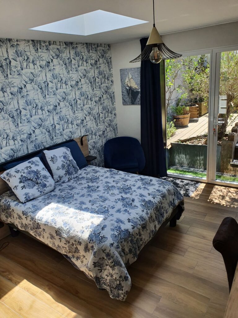 Belle chambre donnant sur le jardin et le spa, lumineuse et soignée.