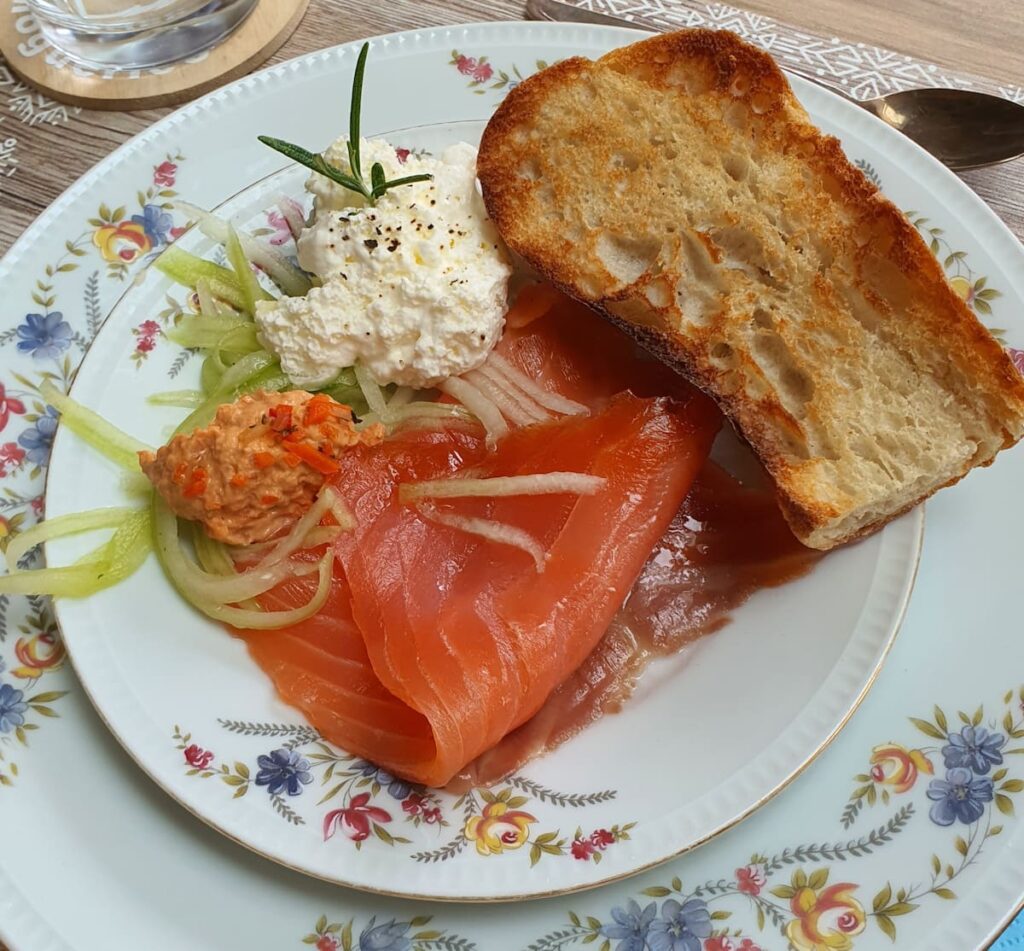 Petit" Encas" apporté chez vous sur un plateau, c' est un Room service très savoureux!