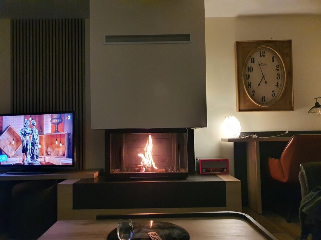 Une cheminée panoramique pour une flambée après une escapade sur le sentier côtier. Simplement délicieux et apaisant!