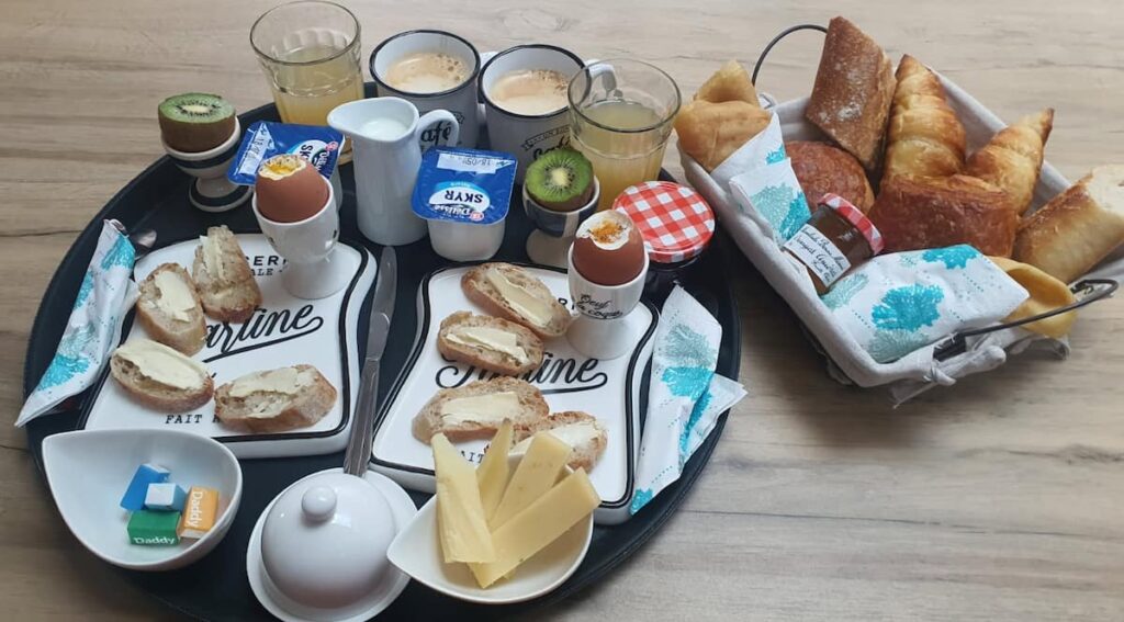 Le Petit Déjeuner est servi! C' est aussi compris dans le tarif de votre nuitée ! ( inclus pour 2 personnes uniquement) (12 euros par personne supplémentaire au delà de 2 personnes occupant la suite Ty Frimousse)