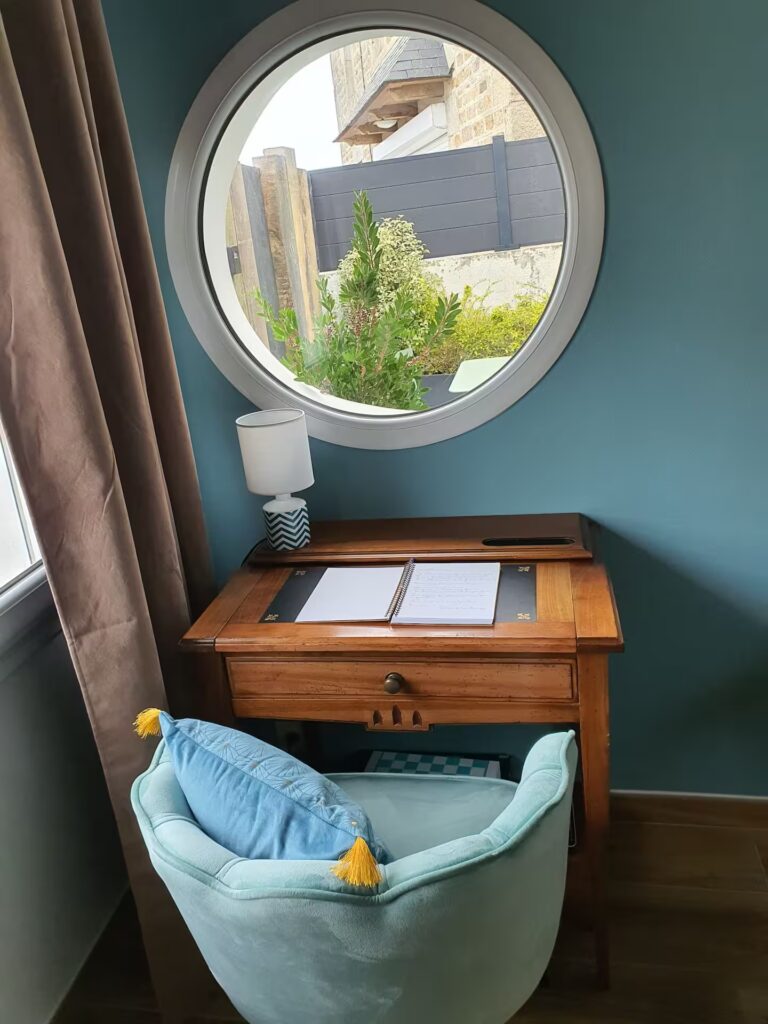 Votre bureau pour télétravailler. La tablette coulissante double la surface pour votre ordinateur et vos documents. L'espace est lumineux grâce aux deux fenêtres... Petit coup d'oeil sur les fleurs ou sur l'Île de Sieck au bout de la rue.