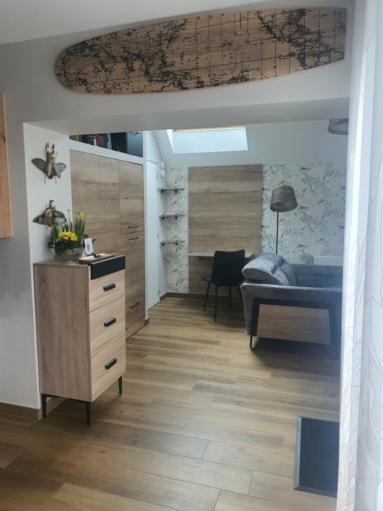 Un espace avec un bureau escamotable très lumineux et ingénieux pour travailler sereinement.