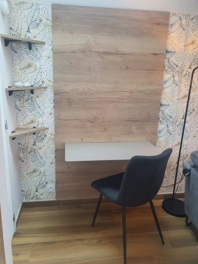 Une tablette retractable sous un velux lumineux.