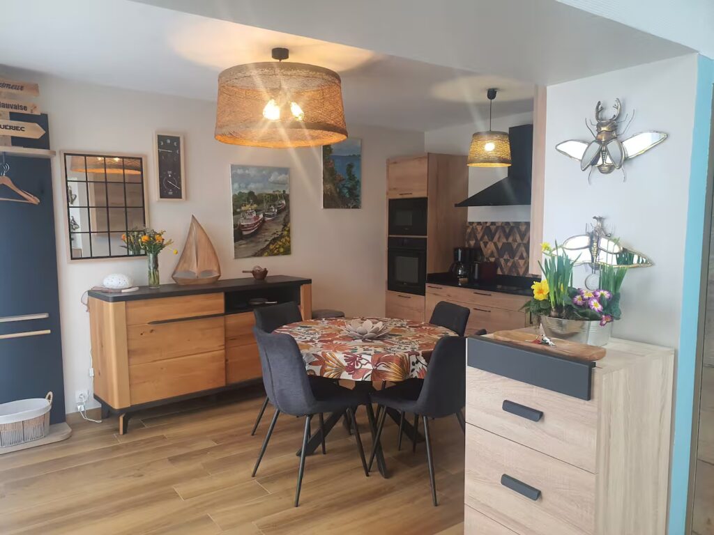 Votre séjour très cosy vous offre le confort d'un ameublement signé "Mobilier de France" : chaises capitonnées, bois noble, table céramique, lumières tamisées.