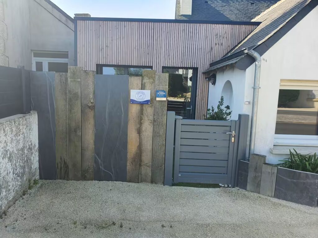 Votre logement porte le nom de Ty Gard Thalvis. Il est idéalement situé à 200m des plages et du port et du GR34, de 3 restaurants de qualité, d'un bar à thème, d'un lounge bar, d'une École de surf, à 5mn en voiture des commerces.