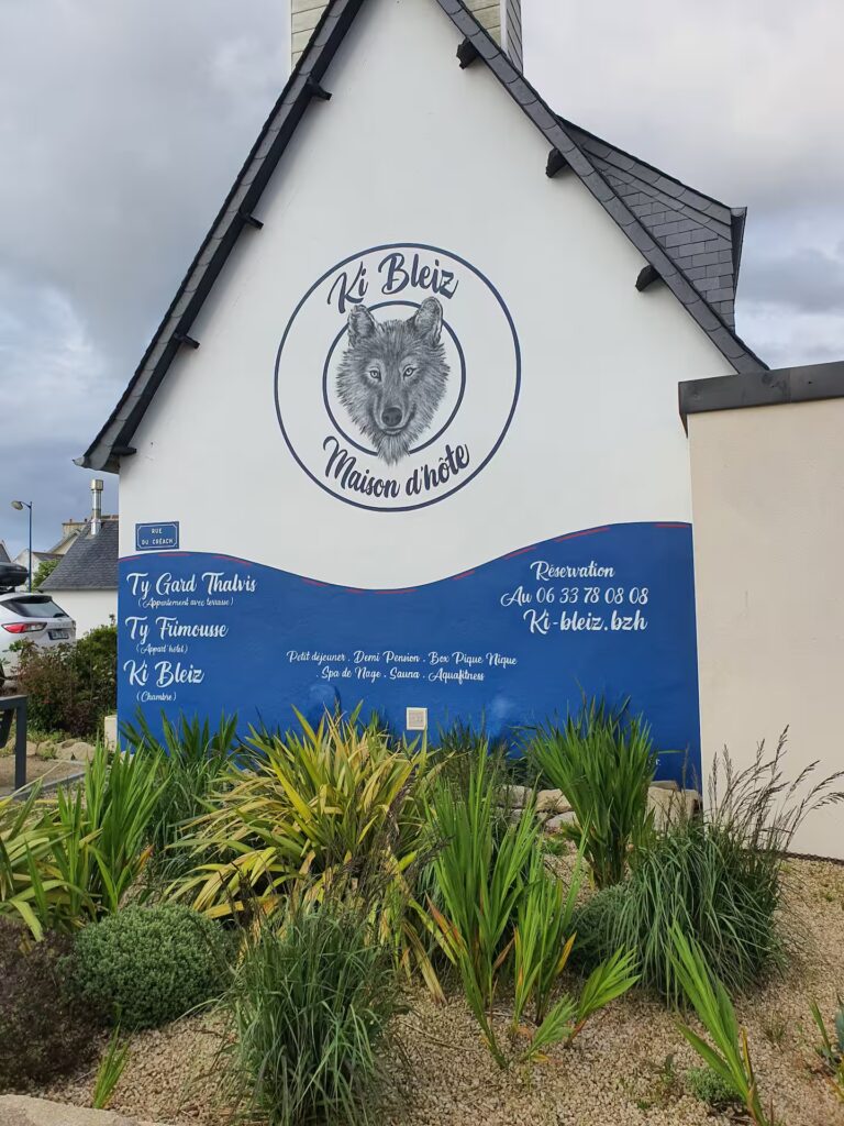 Ty Gard Thalvis fait partie de la Maison d'Hôte Ki Bleiz (Chien Loup en Breton). (site Ki Bleiz-bzh). Votre logement accepte les animaux et fait des dons à l'association "petites mains pour 4 pattes" pour les aider.