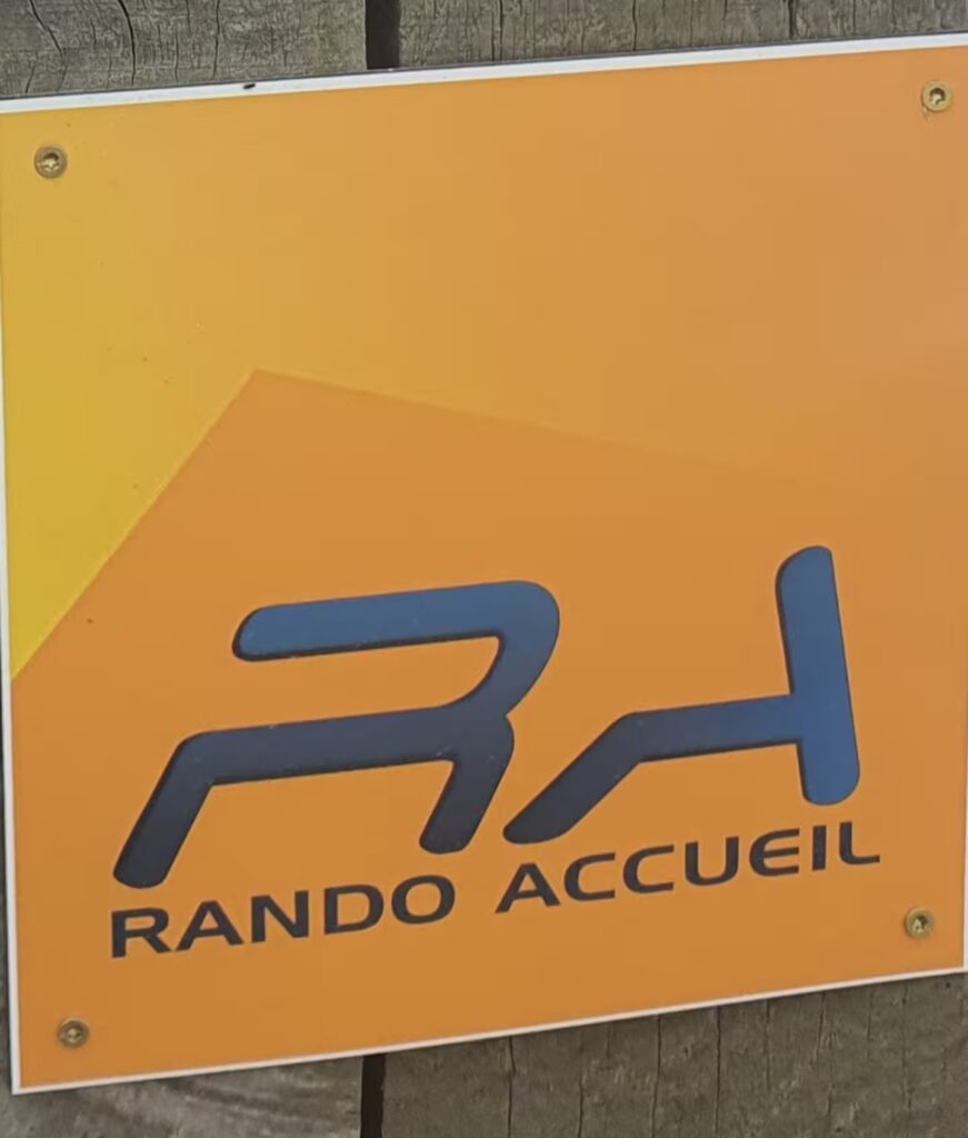 Ty Gard Thalvis a obtenu le label "Rando Accueil" pour sa proximité avec le GR34 (200m), ses prestations adaptées : location à la nuitée, petit déjeuner, table d'hôte, transfert de bagages, box pique nique, espace spa, sauna et bien-être.