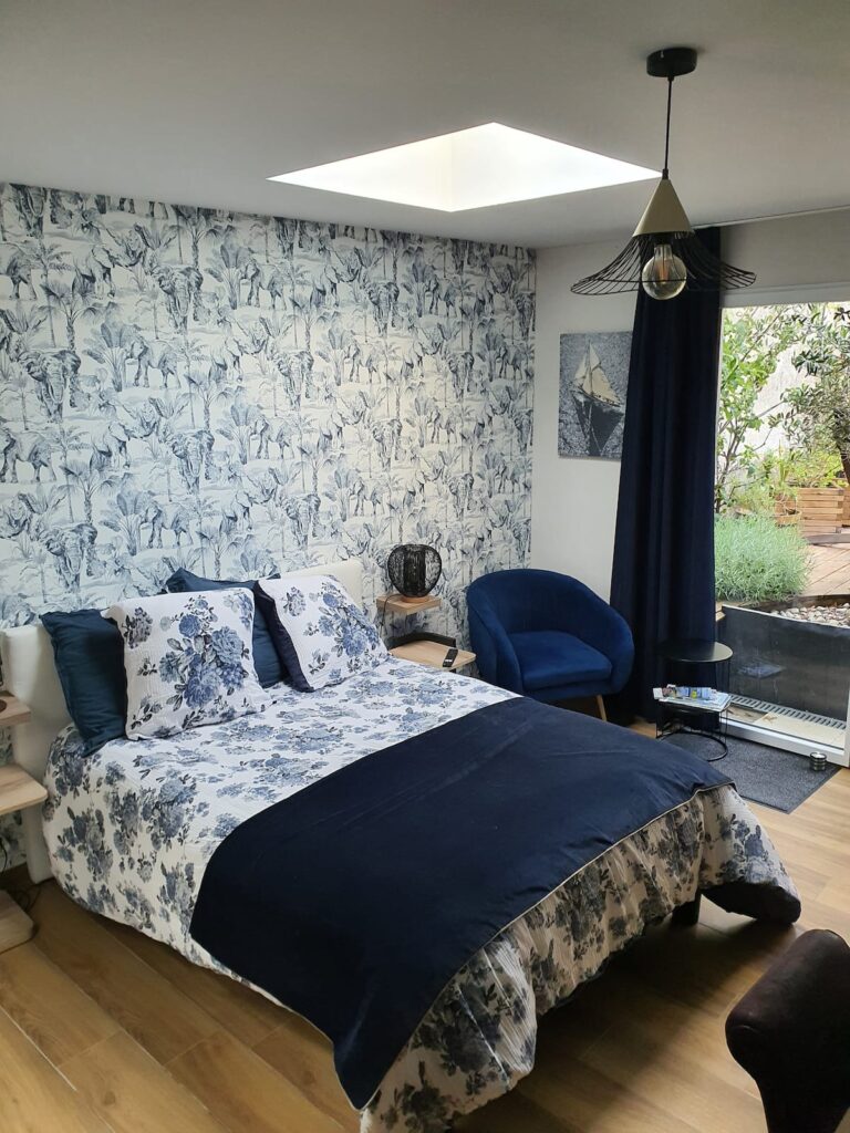 Votre chambre Ki Bleiz est dotée d'une literie de haute qualité.Matelas Bultex et draps de coton .Tout pour vous proposer une nuit douce et sereine.