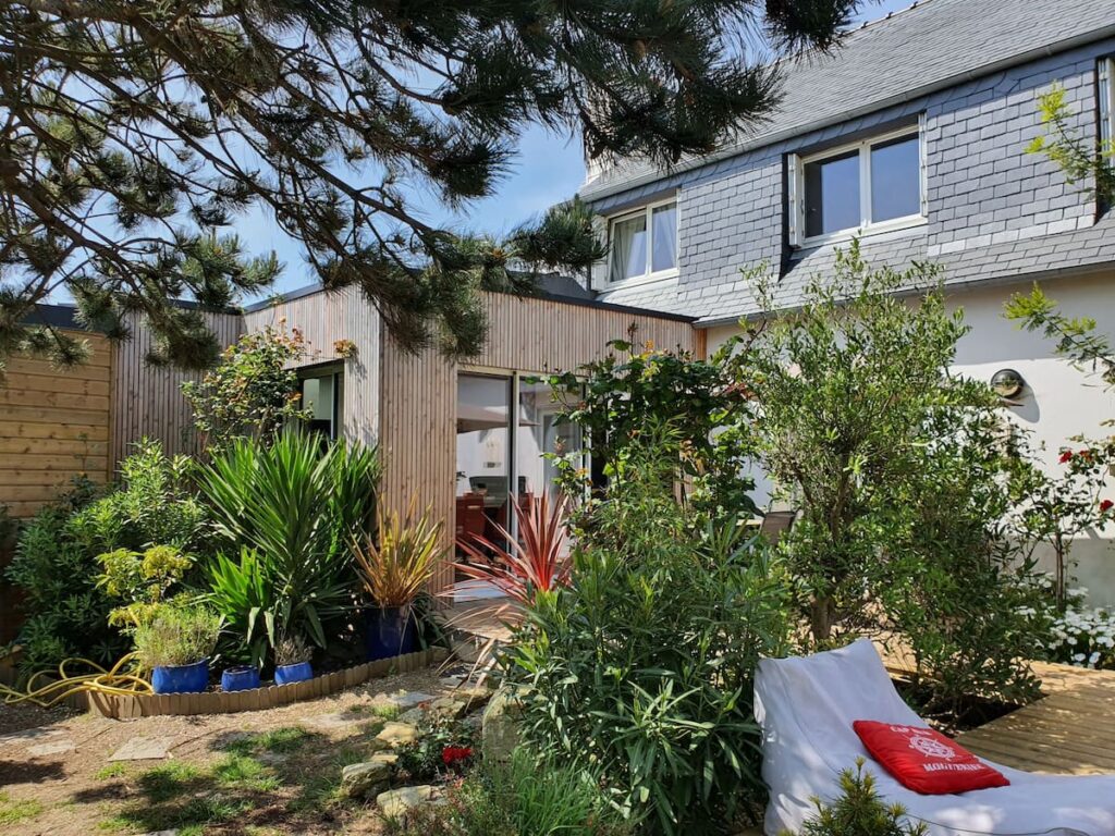 Vaste terrasse plein sud noyée parmi les roses,les oliviers et les lauriers