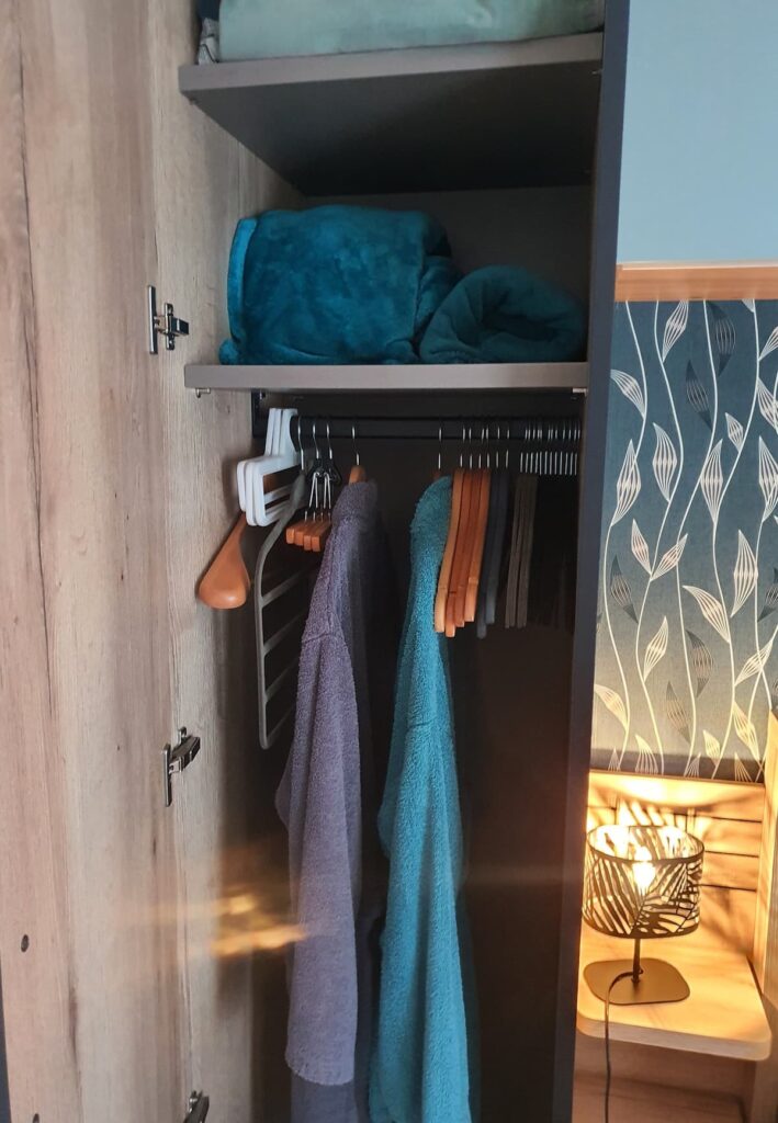 Couverture supplémentaire à disposition en plus de votre couette de lit . 4 oreillers . Peignoirs à disposition. Vous pouvez, avant votre arrivée , me préciser les tailles souhaitées pour les peignoirs.