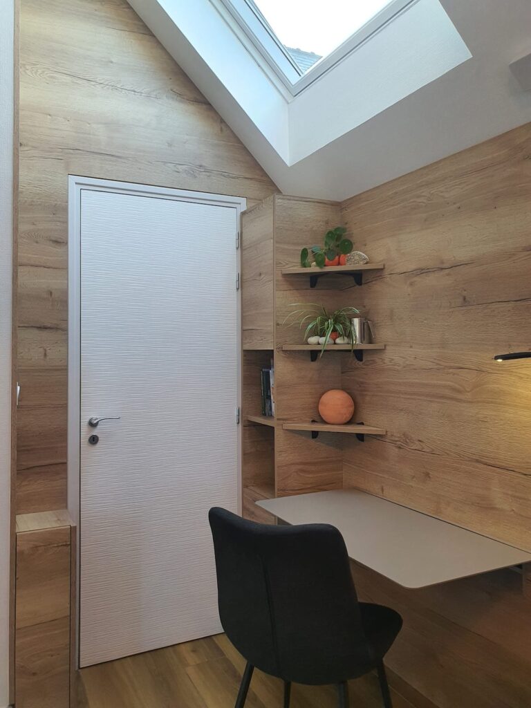 Un deuxième espace de travail chaleureux et moderne, avec lampe connectée, rangement, tablette télescopique, velux lumineux électrique avec volet roulant. Chacun son Espace pour lire, écrire et travailler.