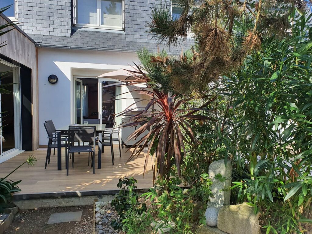 Déjeuner sur la terrasse ? Divin en écoutant le vent dans les arbres et le chant des oiseaux.