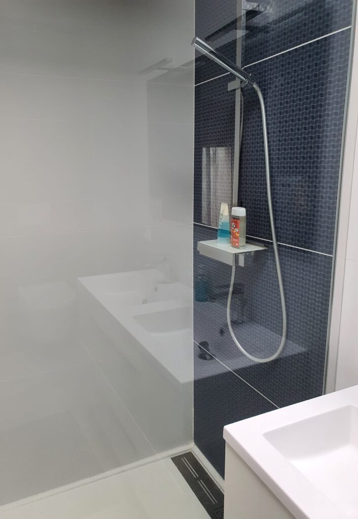 Vous trouverez du gel douche, du shampoing, du savon pour les mains.