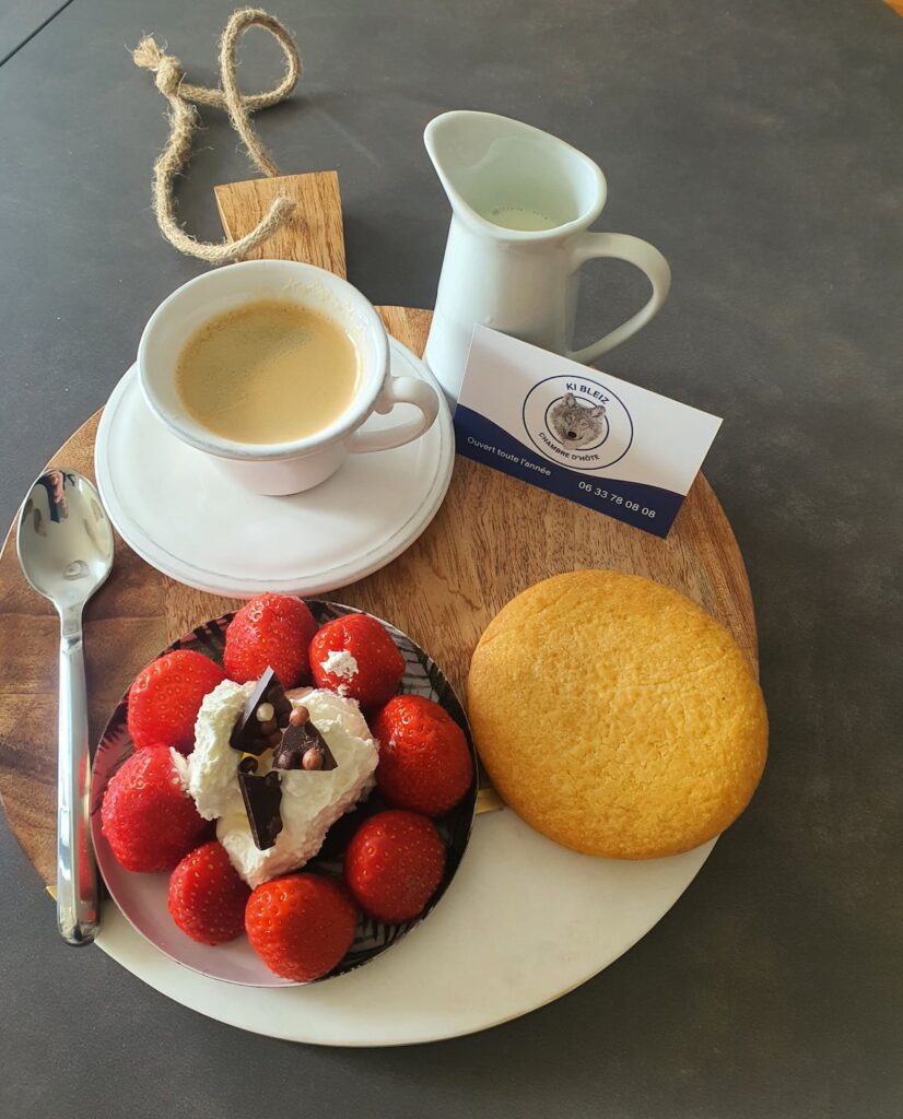 Fraises de Sibiril , chantilly et mon sablé Maison avec un petit expresso...?