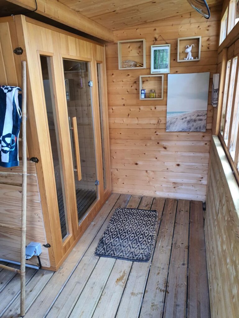 Votre sauna 3 personnes.Une douche froide et chaude extérieure.