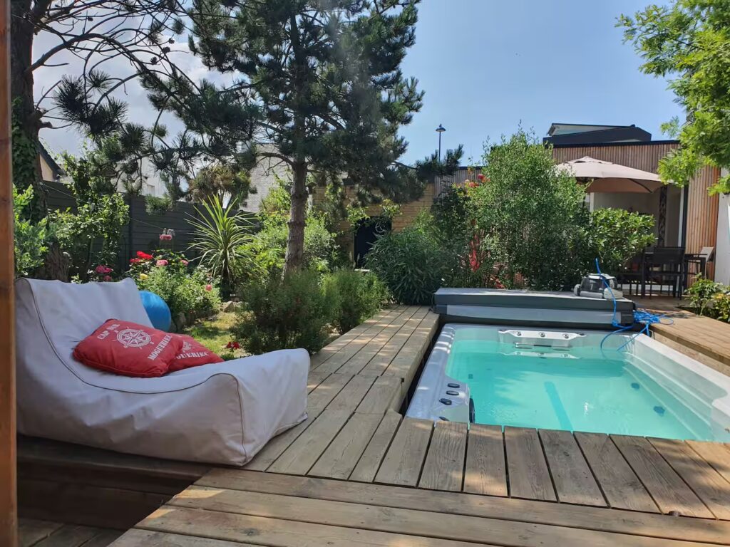 Dans la Maison d'Hôte mitoyenne à votre logement, arrêtez le temps un instant! Parmi les roses et les pins, jaccuzi, spa de nage, sauna, transats, tisannerie. Un espace privatisé sur simple réservation ! 100% Bonheur ! 100% pour vous seuls.