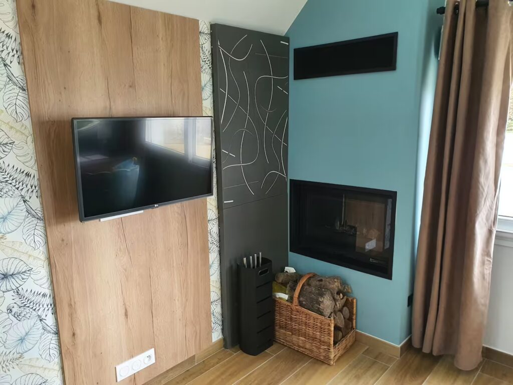 L'esprit Ty Gard Thalvis ? C'est la Dolce Vita toute l'année ! Une flambée? Et vous voilà confortablement installés dans un canapé moelleux! La maison est bien isolée, chauffée aussi avec des radiateurs électriques dernière génération.