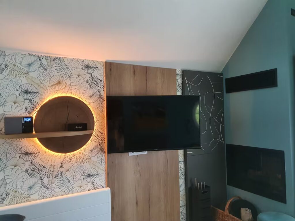 Une télévision connectée Sony et une radio Philips: Un matériel Hi Fi de qualité pour visionner vos films et écouter votre musique.