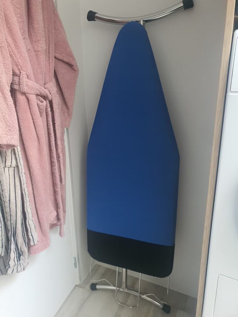 Peignoirs, serviettes, gants de toilettes, sèche cheveux, gel douche, fer à repasser, table à repasser.